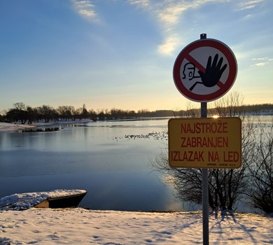 ⚠️ UPOZORENJE: NE HODAJTE PO ZALEĐENIM JEZERIMA I DRUGIM VODENIM POVRŠINAMA ⚠️